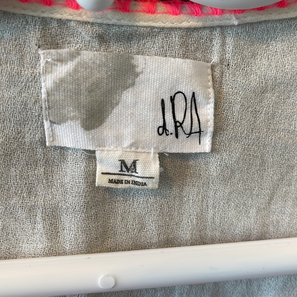 ✨BEAUTIFULLY EMBROIDERED LIGHTWEIGHT LADIES TOP - Picture 3 of 8